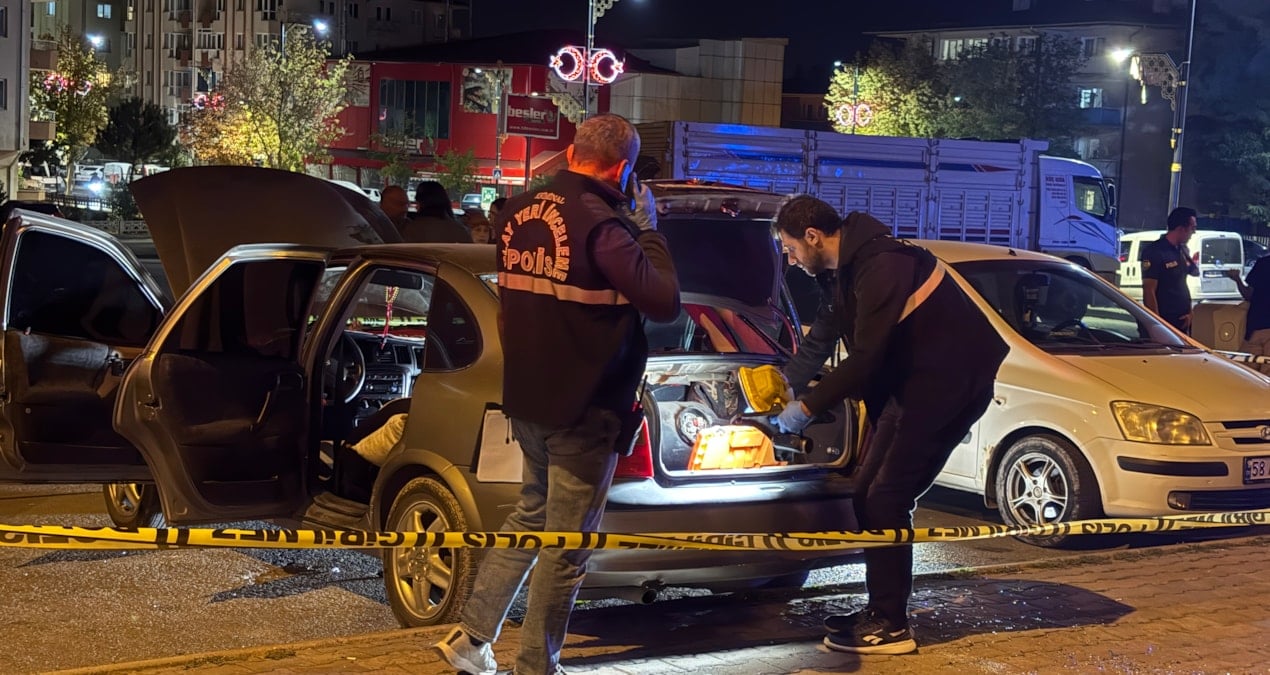 3 çocuğun bulunduğu otomobilde çakmak gazı patladı; 3 yaralı