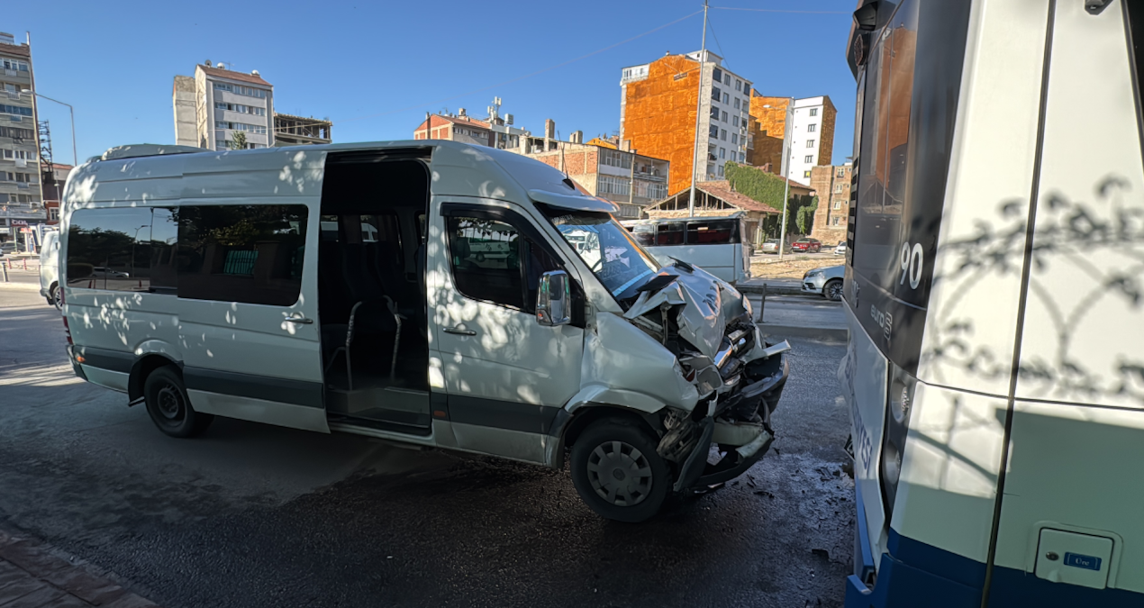 Belediye otobüsü minibüse çarptı: 8 kişi yaralandı