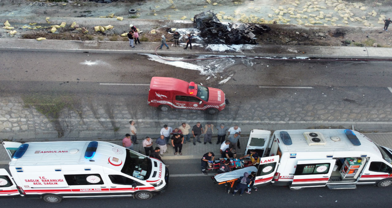 Freni arızalanan TIR önce otobüse çarptı sonra yandı