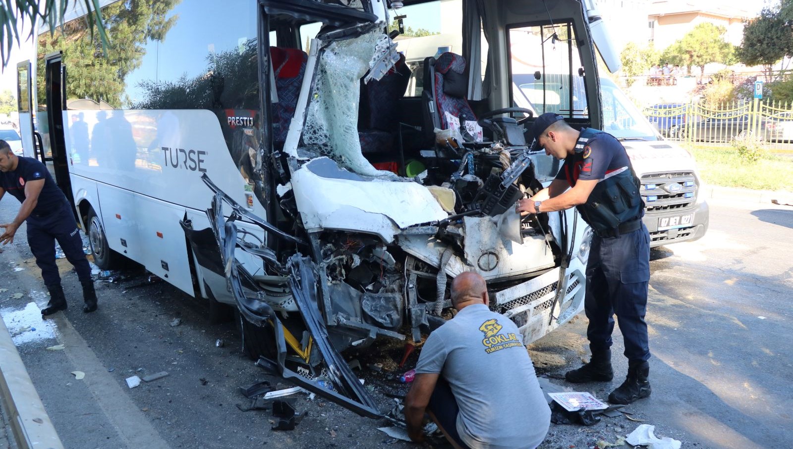 tur otobusuyle yolcu otobusu carpisti 15 yarali gZ2aLzQL