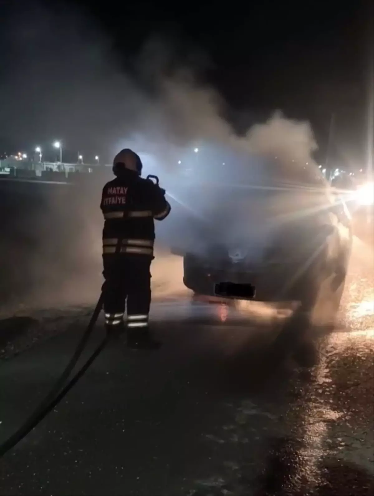 Antakya’da Seyir Halindeki Otomobilde Yangın Çıktı
