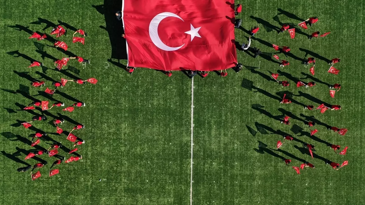 Depremin merkez üssü Sındırgı’da 29 Ekim Cumhuriyet Bayramı coşkuyla kutlandı