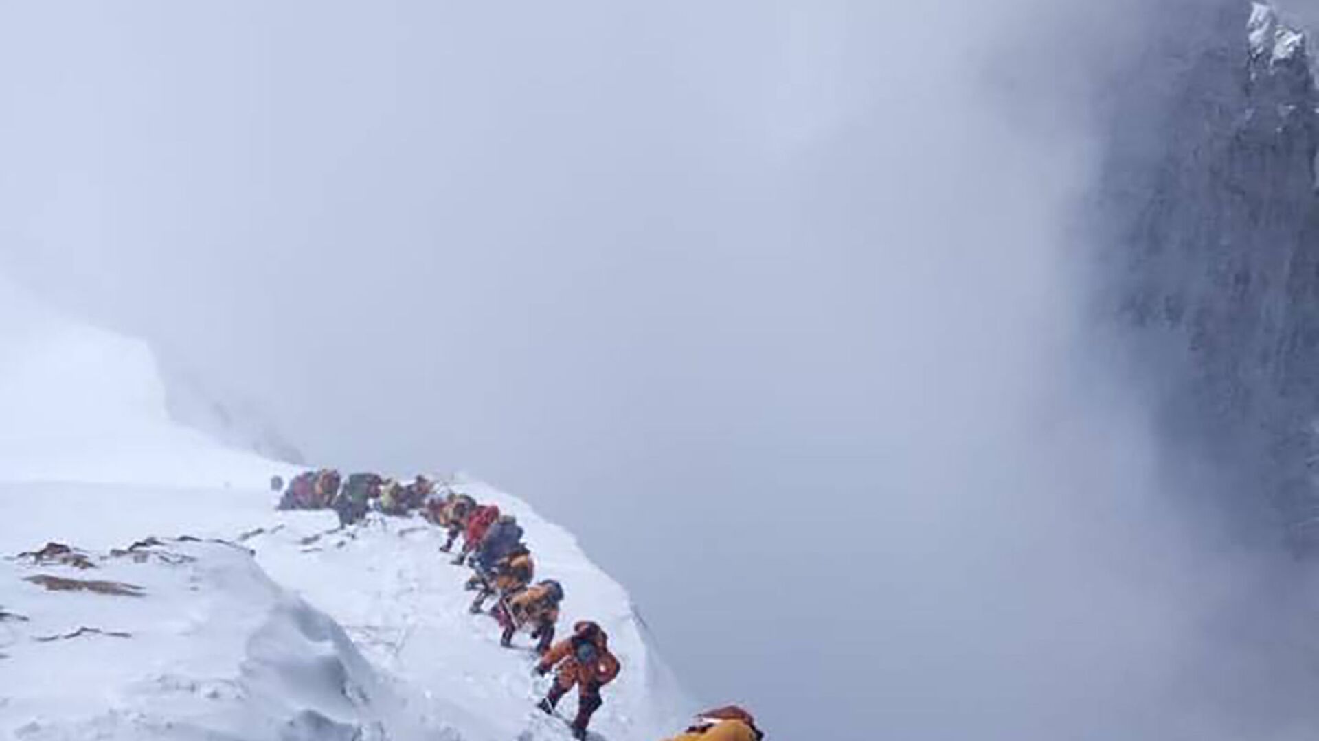 Everest’te kar fırtınası felaketi: Ekipler 200’den fazla dağcıyı kurtarmak için zamana karşı yarışıyor