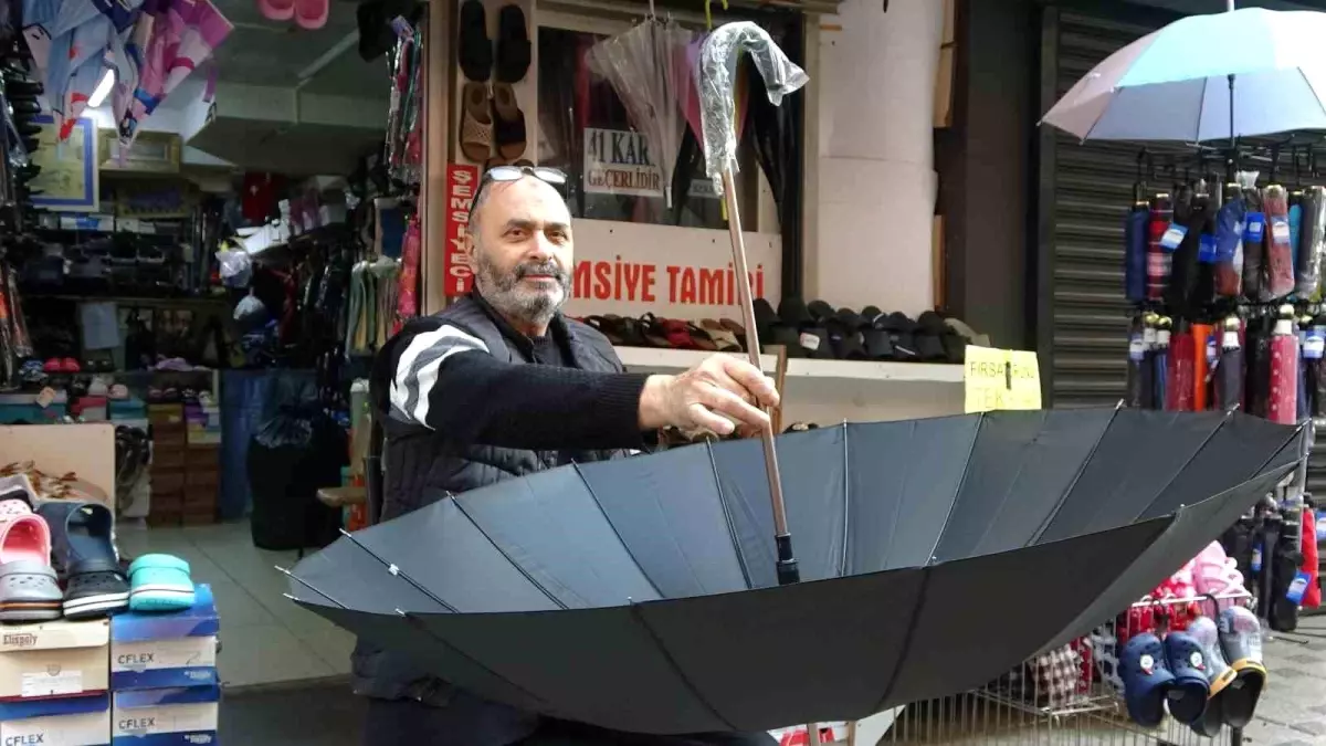 İzmit’te Tek Şemsiye Tamircisi: Ali Osman Aydın izmitte tek semsiye tamircisi ali osman aydin 1WKcBZ9L.jpg