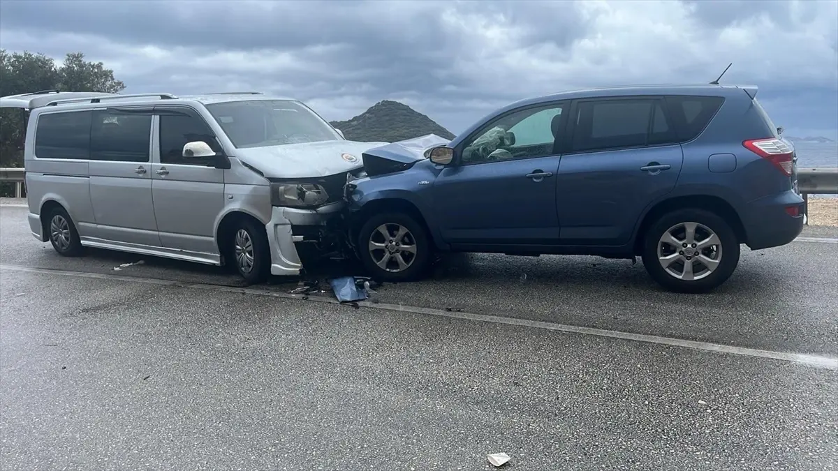 Kaş’ta Trafik Kazası: 2 Yaralı