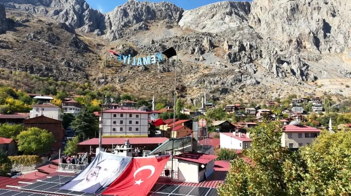 Kemaliye’de Cumhuriyet Kutlamaları: Yarasa Adam’dan Nefes Kesen Atlayış