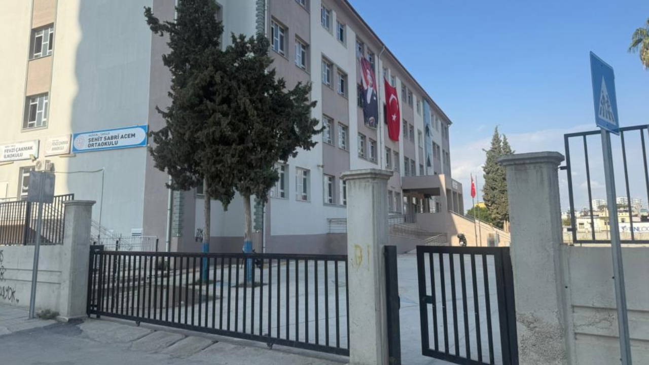 Mersin’de 26 öğrenci zehirlenme şüphesiyle hastanelik oldu!