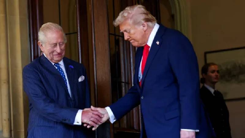 Trump’ın Kral Charles’a müzeden “tarihî kılıç” hediye etme girişimi tartışma yarattı; müze müdürü görevinden ayrıldı