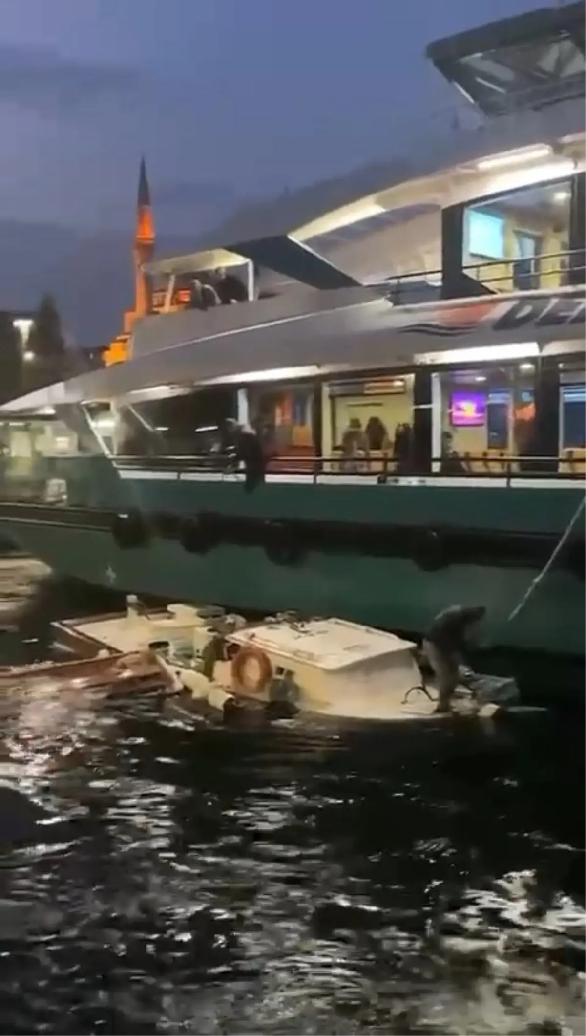 uskudarda motor balikci teknesine carpti GzrNCN1W.jpg