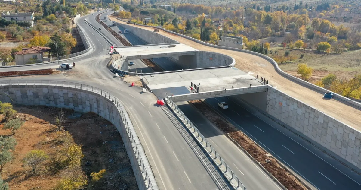Gaziantep’te köprülü kavşak yatırımları devam ediyor