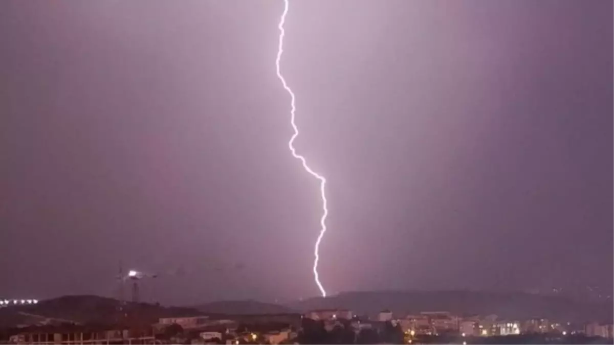 Hatay’da Gökgürültülü Sağanak Yağış ve Yıldırımlar Kameralara Yansıdı