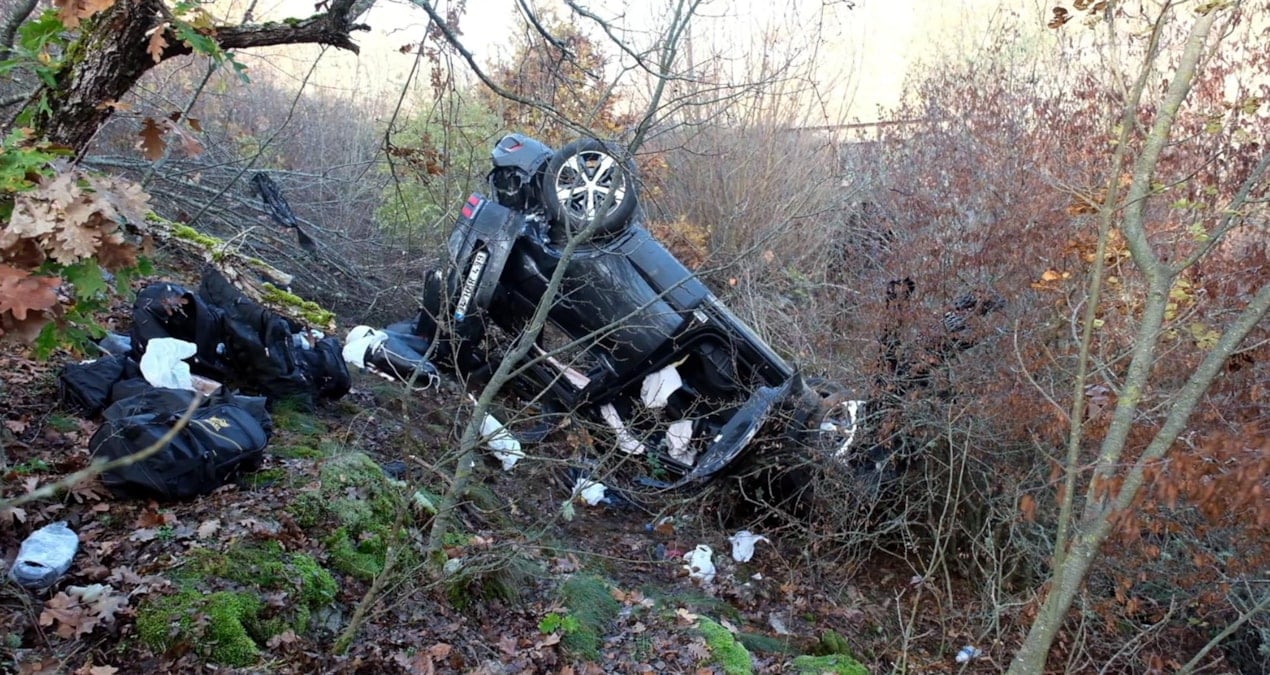Kaçak göçmenleri taşıyan otomobil devrildi: 8 yaralı