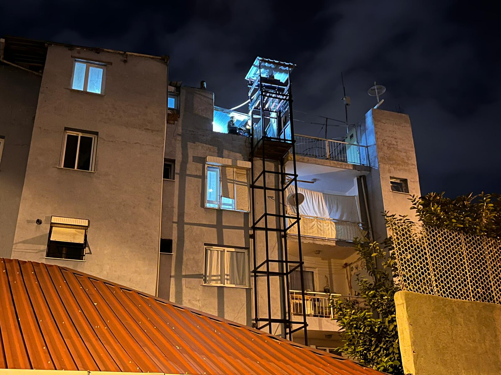 Kardeşi için yaptırdığı engelli asansöründen düşerek öldü