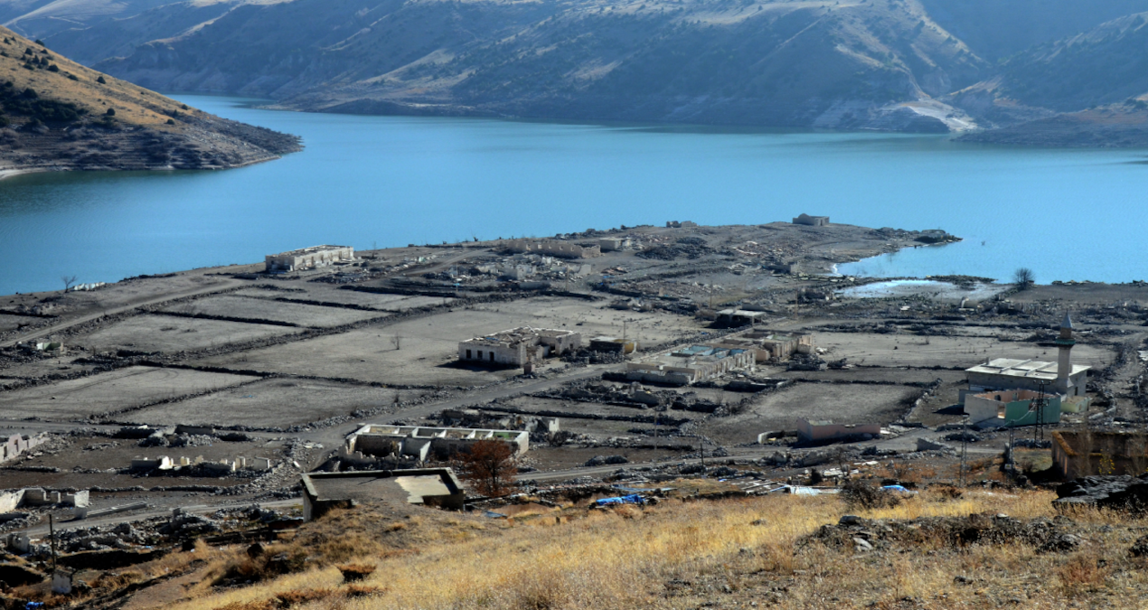 Kars’ta baraj sularının çekilmesiyle köy gün yüzüne çıktı
