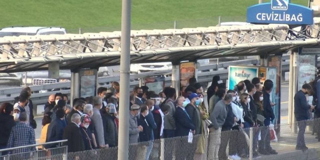 Durakta beklerken baygınlık geçiren 14 yaşındaki kız metrobüsün altında kaldı