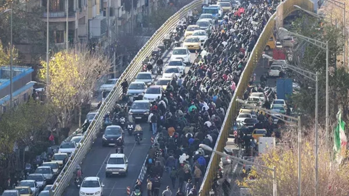 İran’da ekonomik kriz: Kur şoku sonrası halk sokağa indi