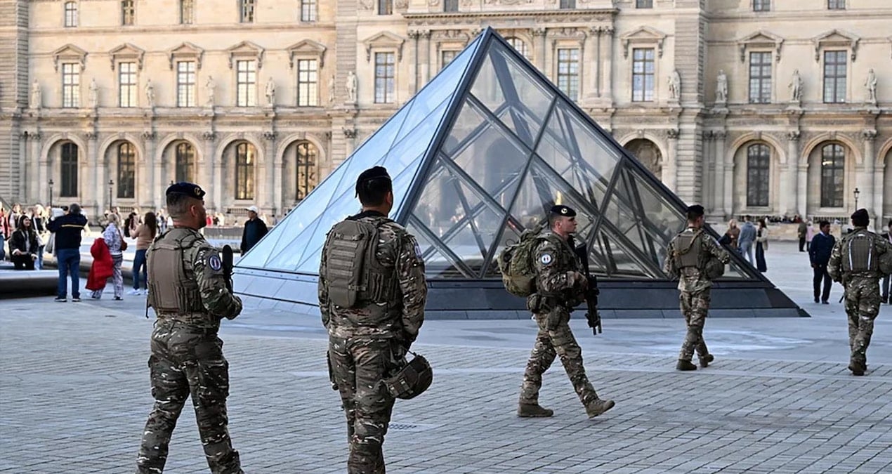 Louvre’da güvenlik alarmı: Pencereye demir korkuluk