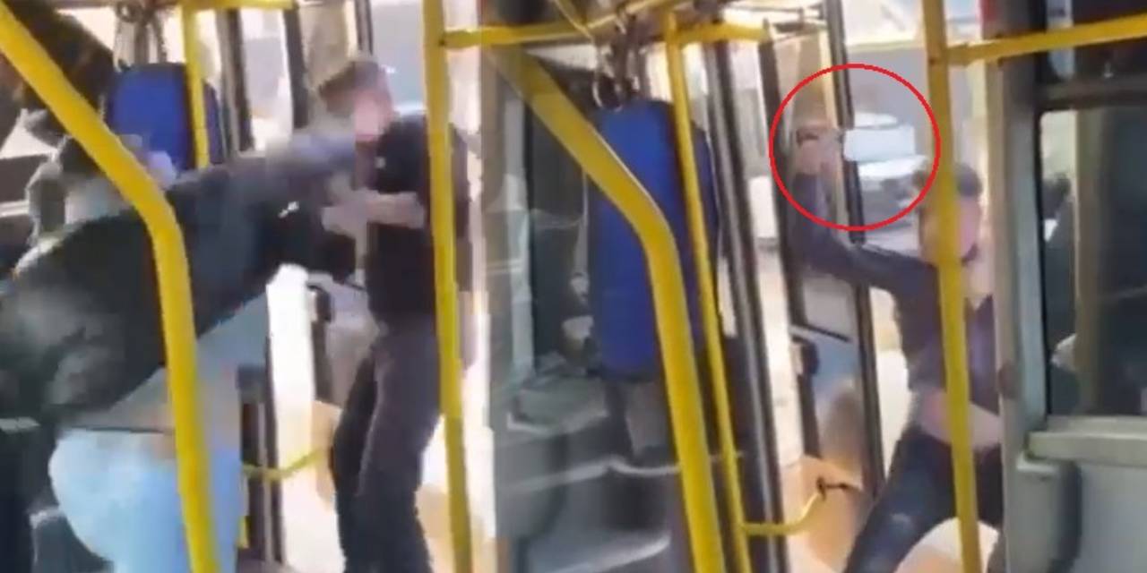 Otobüste dehşet anları! Tartıştığı yolcuya satırla saldırdı