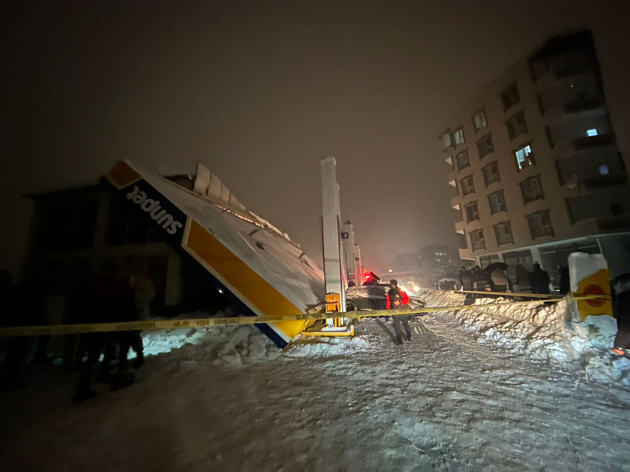 Hakkari’de akaryakıt istasyonunun çatısının çökmesi sonucu 8 kişi yaralandı