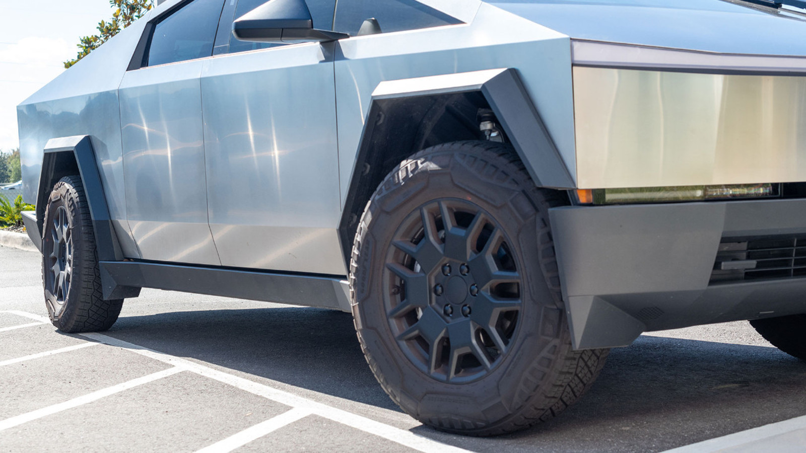 Tesla sahiplerinin bitmeyen lastik çilesi: Neden bu kadar çabuk aşınıyor?