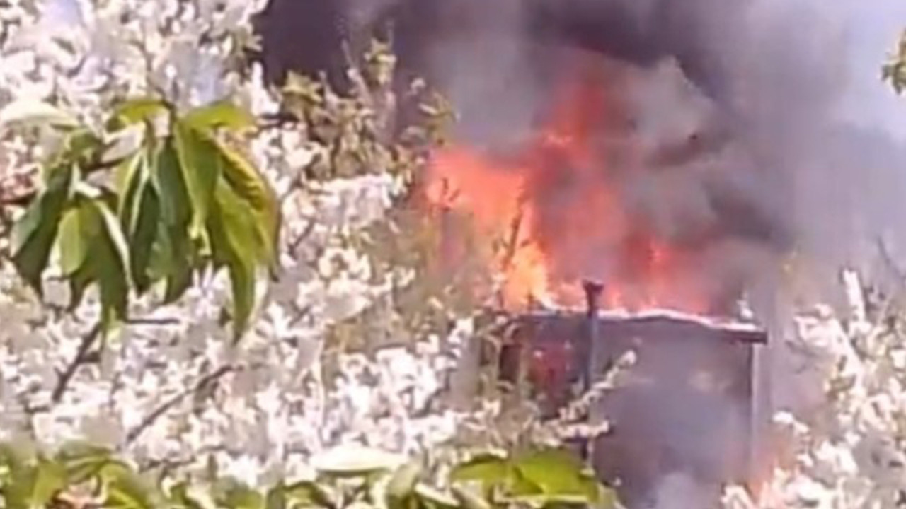 Amasya’da 2 Katlı Ev ve Depo Yangında Kül Oldu