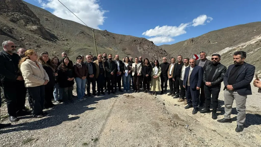 hakkari-van-karayolu-gunlerdir-kapali-yol-krizi-protesto-edildi-baD7f9d5