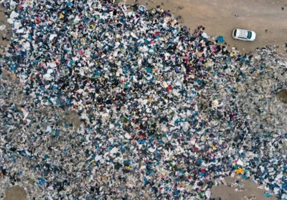 colun-ortasinda-39-bin-ton-kiyafet-bulundu-sebebini-duyan-isyan-ediyor-ziNWjUxC