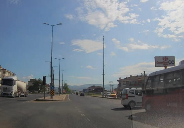 duzcede-kavsakta-feci-carpisma-hafif-ticari-arac-ile-ozel-halk-otobusu-birbirine-girdi-8UpjhWFs