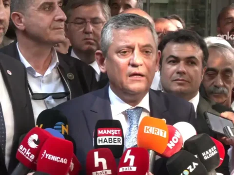 Son dakika ilk toplanti sona erdi yeni parti genel baskani ozgur ozelden kritik aciklamalar 2mHHyDlq